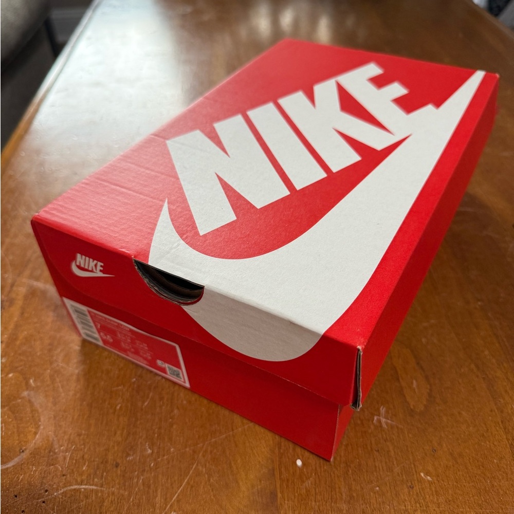 Nike Beige and Green Sneakers - Picture 10 of 12